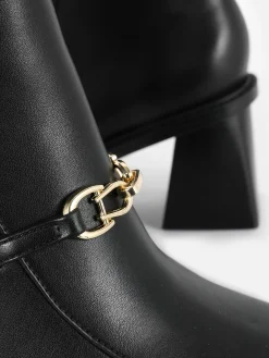 Bottes à Talons Carrés Et Détail Chaîne Rita Ora