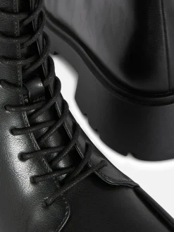 Bottines Lacées Avec Empiècement Sur L'embout