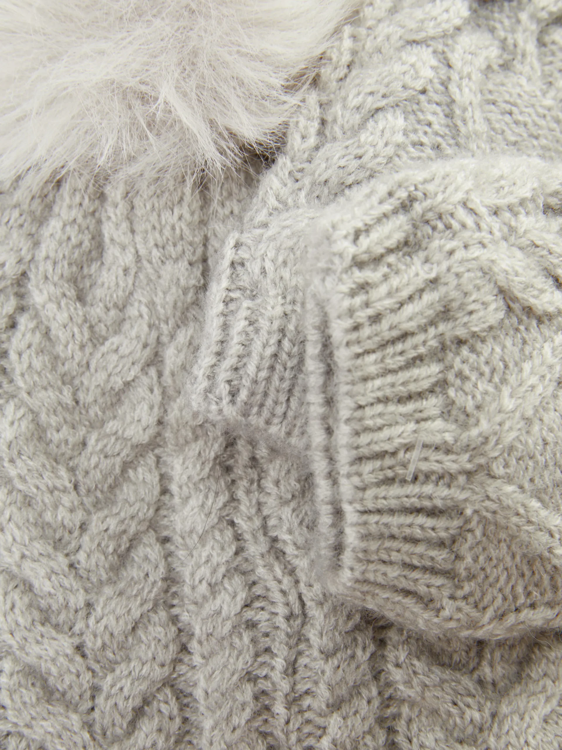 Ensemble Bonnet Et Moufles En Maille Torsadée