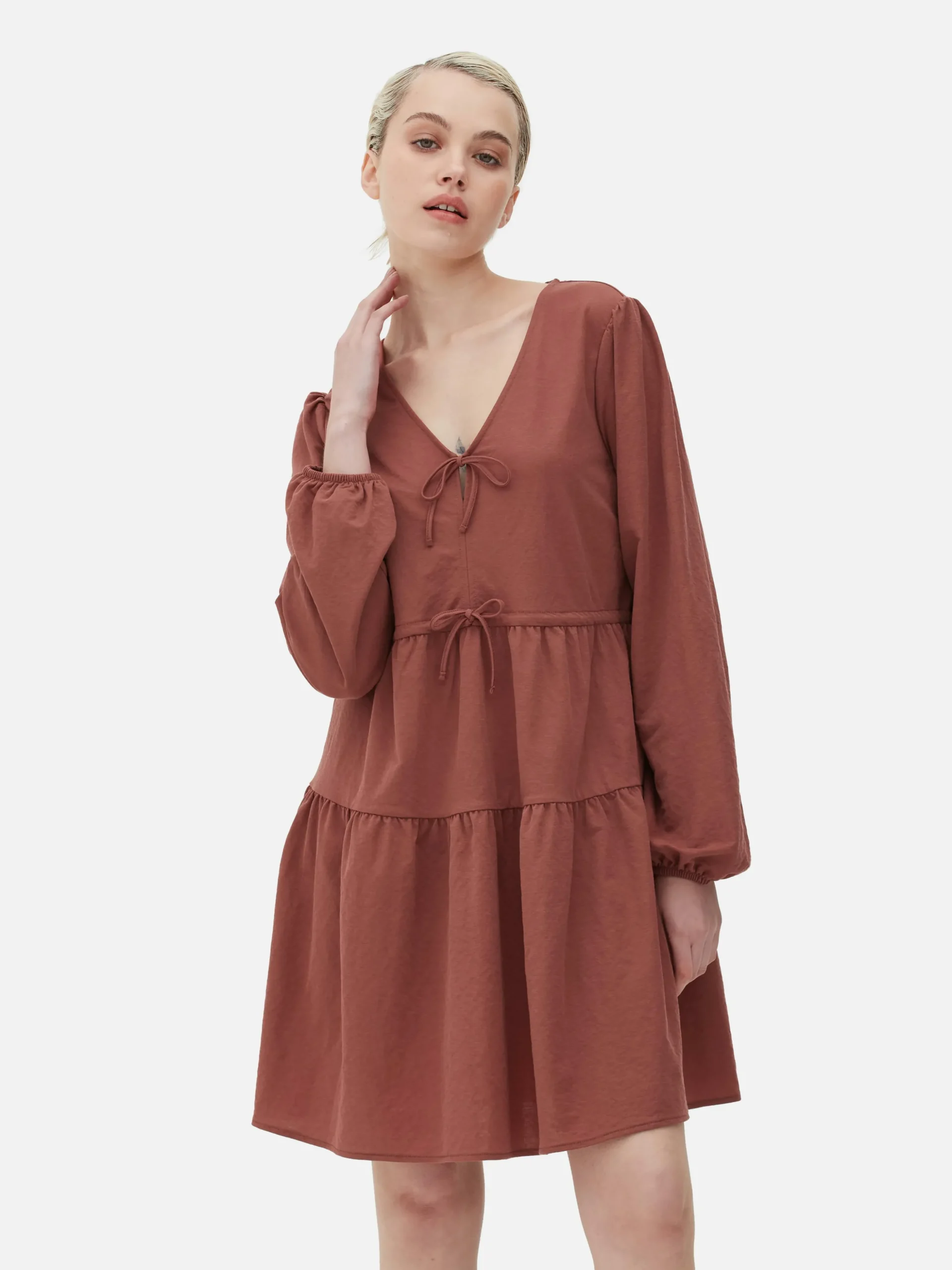 Mini Robe à Smocks Avec Col En V Et Liens à Nouer