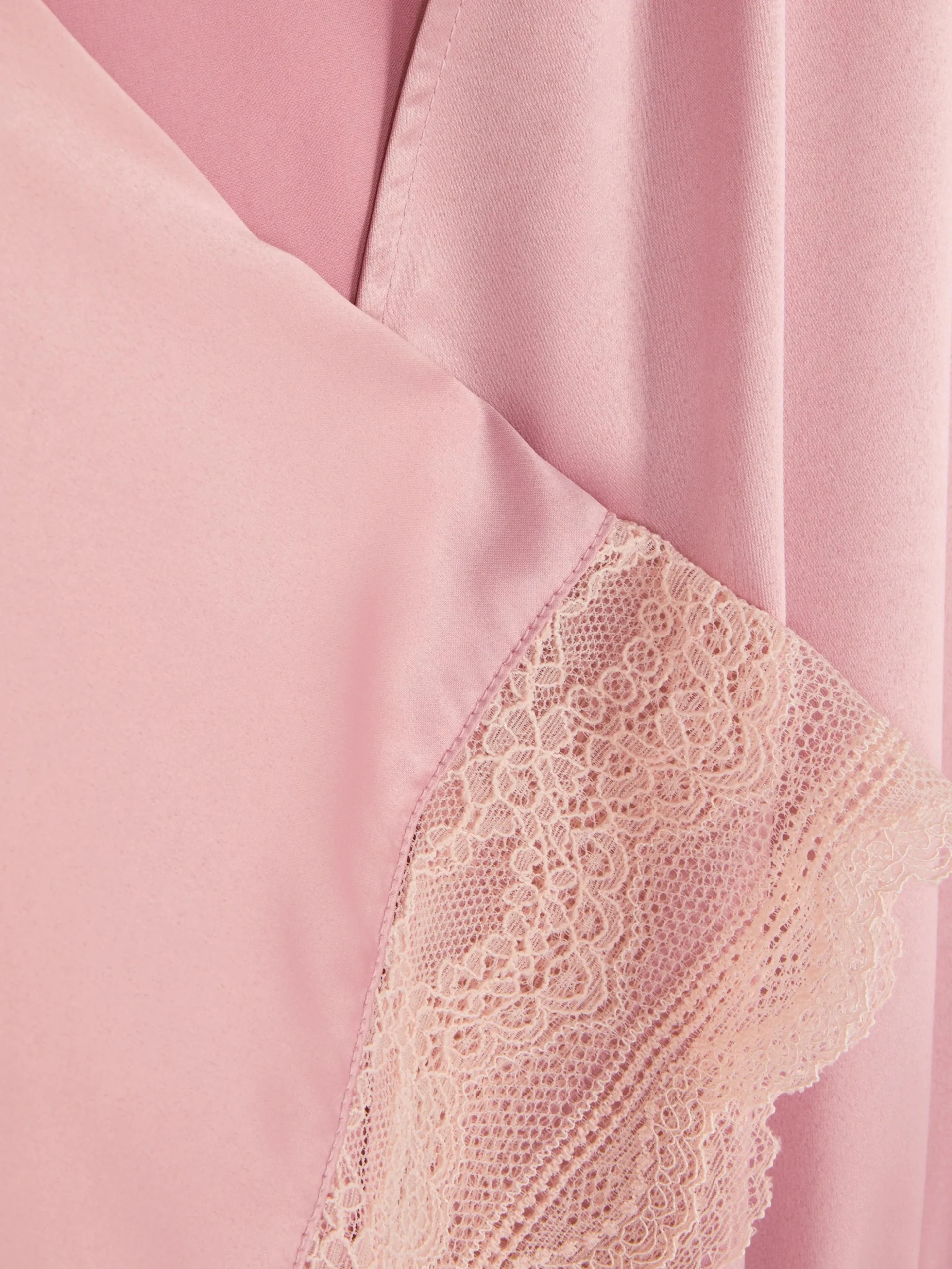 Peignoir En Satin Avec Finitions En Dentelle